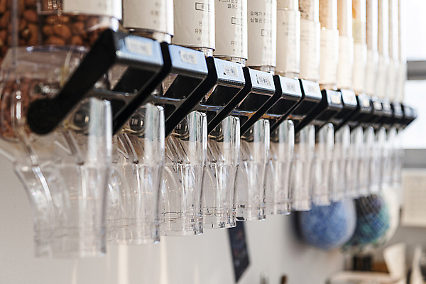 포토 JPG 곡류 실내 통 사람없음 아웃포커스 자연보호 재활용 견과류 용기 친환경 리필 제로웨이스트 그린슈머 제로웨이스트샵 디스펜서 국내포토 그릇 자연 촬영기법 내부 환경 상점 그린캠페인 보호 사회이슈 파일형식