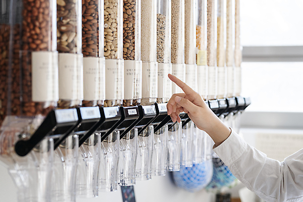 포토 JPG 손 곡류 실내 통 아웃포커스 신체부위 자연보호 재활용 가리킴 용기 고객 친환경 리필 제로웨이스트 그린슈머 제로웨이스트샵 디스펜서 국내포토 그릇 자연 촬영기법 사람 손짓 내부 환경 상점 그린캠페인 보호 사회이슈 파일형식