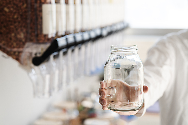 포토 JPG 손 남자 40대 중년 유리병 실내 통 한명 들기 상반신 앞모습 아웃포커스 신체부위 자연보호 재활용 한국인 용기 고객 친환경 리필 중년남자한명만 제로웨이스트 그린슈머 제로웨이스트샵 디스펜서 국내포토 1 그릇 뷰포인트 모션 자연 병_용기 촬영기법 사람 동양인 성인 내부 환경 상점 그린캠페인 보호 사회이슈 남자한명만 중년남자만 파일형식