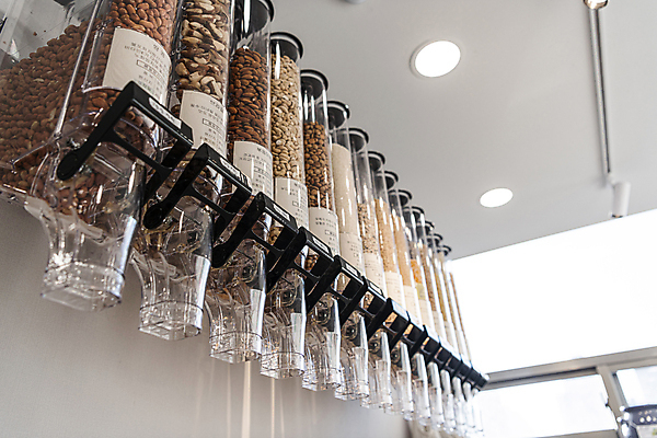 포토 JPG 로우앵글 곡류 실내 통 사람없음 자연보호 재활용 견과류 쌀 용기 친환경 땅콩 아몬드 리필 캐슈넛 브라질넛 제로웨이스트 그린슈머 제로웨이스트샵 사차인치 디스펜서 국내포토 그릇 뷰포인트 자연 내부 환경 상점 그린캠페인 보호 사회이슈 파일형식