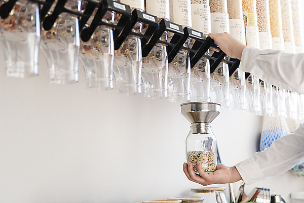 포토 JPG 손 유리병 곡류 실내 통 들기 신체부위 자연보호 재활용 용기 고객 친환경 담기 깔대기 리필 제로웨이스트 그린슈머 제로웨이스트샵 디스펜서 국내포토 그릇 모션 자연 병_용기 사람 내부 환경 상점 그린캠페인 보호 사회이슈 파일형식