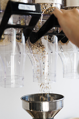 포토 JPG 손 곡류 실내 통 신체부위 자연보호 재활용 용기 붓기 고객 친환경 담기 쏟아짐 깔대기 리필 제로웨이스트 그린슈머 제로웨이스트샵 디스펜서 국내포토 그릇 모션 자연 사람 내부 환경 상점 그린캠페인 보호 사회이슈 파일형식