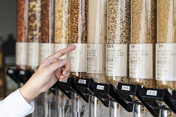 포토 JPG 손 곡류 실내 통 아웃포커스 신체부위 자연보호 재활용 가리킴 용기 고객 친환경 잡곡 리필 제로웨이스트 그린슈머 제로웨이스트샵 디스펜서 국내포토 그릇 자연 촬영기법 사람 손짓 내부 환경 상점 그린캠페인 보호 사회이슈 파일형식