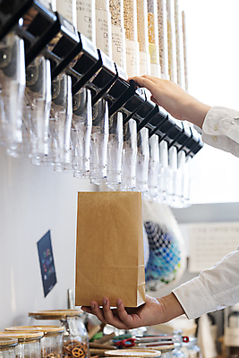 포토 JPG 손 곡류 실내 통 들기 신체부위 종이봉투 자연보호 재활용 용기 고객 친환경 담기 리필 제로웨이스트 그린슈머 제로웨이스트샵 디스펜서 국내포토 그릇 모션 자연 봉투 사람 내부 환경 상점 그린캠페인 보호 사회이슈 파일형식