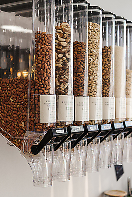 포토 JPG 곡류 실내 통 사람없음 자연보호 재활용 견과류 쌀 용기 친환경 땅콩 아몬드 리필 브라질넛 제로웨이스트 그린슈머 제로웨이스트샵 사차인치 디스펜서 국내포토 그릇 자연 내부 환경 상점 그린캠페인 보호 사회이슈 파일형식