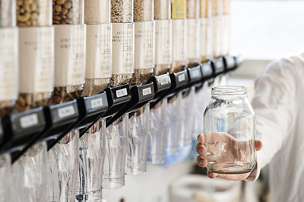 포토 JPG 손 남자 40대 중년 유리병 곡류 실내 통 한명 들기 상반신 앞모습 아웃포커스 신체부위 자연보호 재활용 한국인 용기 고객 친환경 리필 중년남자한명만 제로웨이스트 그린슈머 제로웨이스트샵 디스펜서 국내포토 1 그릇 뷰포인트 모션 자연 병_용기 촬영기법 사람 동양인 성인 내부 환경 상점 그린캠페인 보호 사회이슈 남자한명만 중년남자만 파일형식