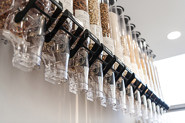 포토 JPG 곡류 실내 통 사람없음 자연보호 재활용 견과류 용기 친환경 리필 제로웨이스트 그린슈머 제로웨이스트샵 디스펜서 국내포토 그릇 자연 내부 환경 상점 그린캠페인 보호 사회이슈 파일형식