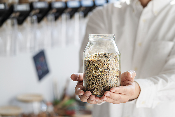 포토 JPG 손 남자 40대 중년 유리병 곡류 실내 한명 들기 상반신 앞모습 아웃포커스 자연보호 재활용 한국인 고객 친환경 손모으기 리필 중년남자한명만 제로웨이스트 그린슈머 제로웨이스트샵 국내포토 1 뷰포인트 모션 자연 병_용기 촬영기법 사람 동양인 손짓 성인 내부 신체부위 환경 상점 그린캠페인 보호 사회이슈 남자한명만 중년남자만 파일형식