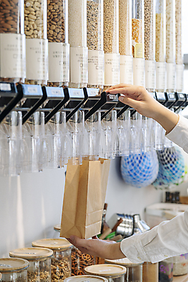 포토 JPG 손 곡류 실내 통 들기 신체부위 종이봉투 자연보호 재활용 용기 고객 친환경 담기 리필 제로웨이스트 그린슈머 제로웨이스트샵 디스펜서 국내포토 그릇 모션 자연 봉투 사람 내부 환경 상점 그린캠페인 보호 사회이슈 파일형식