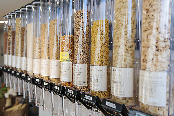 포토 JPG 곡류 실내 통 사람없음 자연보호 재활용 용기 친환경 리필 파스타면 제로웨이스트 그린슈머 제로웨이스트샵 디스펜서 국내포토 그릇 자연 파스타 내부 환경 상점 그린캠페인 면류 보호 사회이슈 파일형식