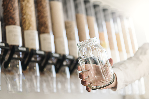 포토 JPG 손 유리병 실내 통 들기 아웃포커스 신체부위 햇빛 자연보호 재활용 용기 고객 친환경 리필 제로웨이스트 그린슈머 제로웨이스트샵 국내포토 그릇 모션 자연 병_용기 촬영기법 사람 내부 태양 환경 상점 그린캠페인 보호 사회이슈 파일형식