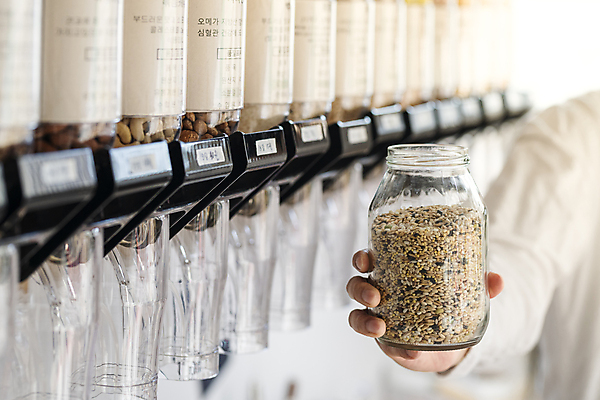 포토 JPG 손 남자 40대 중년 유리병 곡류 실내 통 한명 들기 상반신 옆모습 아웃포커스 신체부위 자연보호 재활용 한국인 용기 고객 친환경 리필 중년남자한명만 제로웨이스트 그린슈머 제로웨이스트샵 디스펜서 국내포토 1 그릇 뷰포인트 모션 자연 병_용기 촬영기법 사람 동양인 성인 내부 환경 상점 그린캠페인 보호 사회이슈 남자한명만 중년남자만 파일형식