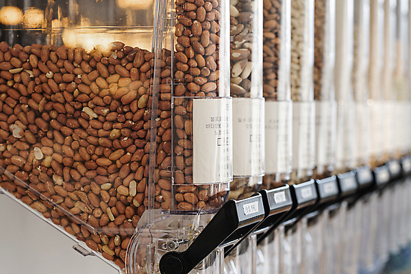 포토 JPG 곡류 실내 통 사람없음 아웃포커스 자연보호 재활용 견과류 용기 친환경 땅콩 리필 제로웨이스트 그린슈머 제로웨이스트샵 디스펜서 국내포토 그릇 자연 촬영기법 내부 환경 상점 그린캠페인 보호 사회이슈 파일형식