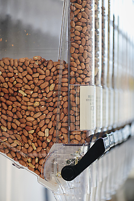 포토 JPG 실내 통 사람없음 아웃포커스 자연보호 재활용 용기 친환경 땅콩 리필 제로웨이스트 그린슈머 제로웨이스트샵 디스펜서 국내포토 그릇 자연 촬영기법 내부 환경 상점 그린캠페인 견과류 보호 사회이슈 파일형식