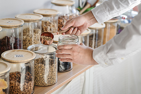 포토 JPG 손 유리병 실내 들기 신체부위 자연보호 숟가락 재활용 다양 견과류 고객 친환경 진열장 담기 리필 카카오닙스 제로웨이스트 그린슈머 제로웨이스트샵 커피땅콩 국내포토 다수 모션 자연 병_용기 수저 사람 내부 환경 상점 그린캠페인 보호 사회이슈 땅콩 파일형식