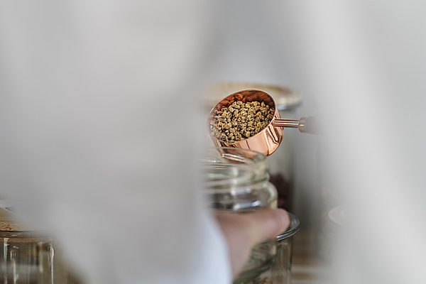 포토 JPG 손 남자 40대 중년 유리병 실내 한명 서기 들기 상반신 뒷모습 신체부위 자연보호 숟가락 재활용 한국인 잡기 소프트포커스 고객 친환경 담기 리필 중년남자한명만 카카오닙스 제로웨이스트 그린슈머 제로웨이스트샵 국내포토 1 뷰포인트 모션 자연 병_용기 촬영기법 수저 사람 동양인 성인 내부 환경 상점 그린캠페인 견과류 보호 사회이슈 남자한명만 중년남자만 파일형식