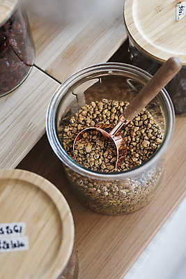 포토 JPG 유리병 실내 사람없음 하이앵글 자연보호 숟가락 재활용 견과류 친환경 진열장 리필 카카오닙스 제로웨이스트 그린슈머 제로웨이스트샵 국내포토 뷰포인트 자연 병_용기 수저 내부 환경 상점 그린캠페인 보호 사회이슈 파일형식