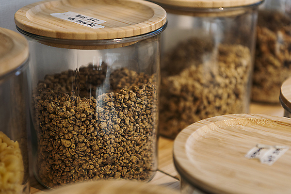 포토 JPG 유리병 실내 근접촬영 사람없음 아웃포커스 자연보호 재활용 다양 견과류 친환경 진열장 리필 카카오닙스 2025년 제로웨이스트 트렌드컬러 그린슈머 제로웨이스트샵 국내포토 모카무스 뷰포인트 컬러 다수 자연 병_용기 촬영기법 내부 환경 상점 그린캠페인 보호 연도 사회이슈 파일형식