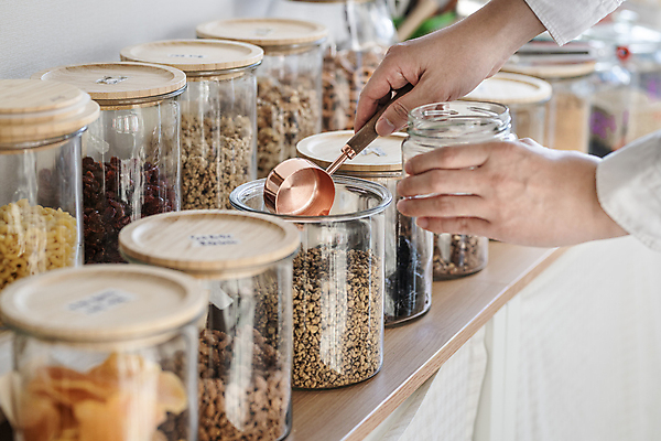 포토 JPG 손 유리병 실내 들기 신체부위 자연보호 숟가락 재활용 다양 고객 친환경 진열장 담기 리필 카카오닙스 제로웨이스트 그린슈머 제로웨이스트샵 국내포토 다수 모션 자연 병_용기 수저 사람 내부 환경 상점 그린캠페인 견과류 보호 사회이슈 파일형식