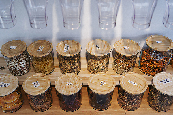 포토 JPG 유리병 실내 사람없음 과자 자연보호 재활용 다양 견과류 친환경 진열장 리필 제로웨이스트 그린슈머 제로웨이스트샵 국내포토 다수 자연 병_용기 디저트 내부 환경 상점 그린캠페인 보호 사회이슈 파일형식