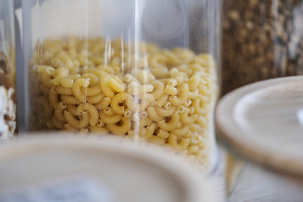 포토 JPG 유리병 실내 근접촬영 사람없음 자연보호 재활용 소프트포커스 친환경 진열장 리필 마카로니 제로웨이스트 그린슈머 제로웨이스트샵 국내포토 뷰포인트 자연 병_용기 촬영기법 내부 환경 상점 그린캠페인 보호 사회이슈 파스타면 파일형식