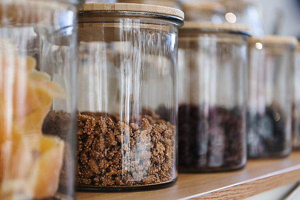 포토 JPG 유리병 실내 사람없음 아웃포커스 자연보호 재활용 견과류 친환경 진열장 건과일 리필 제로웨이스트 그린슈머 제로웨이스트샵 커피땅콩 국내포토 과일 자연 병_용기 건조 촬영기법 내부 환경 상점 그린캠페인 보호 사회이슈 땅콩 파일형식