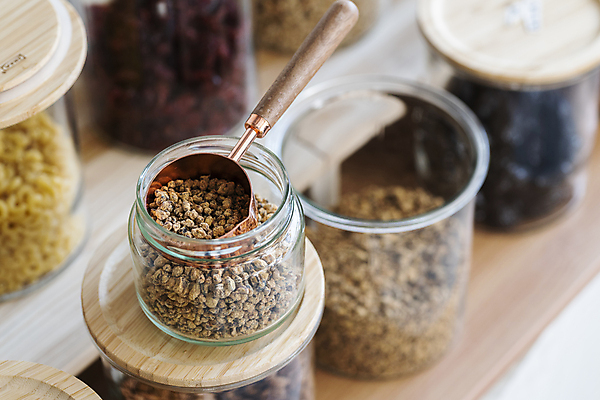 포토 JPG 유리병 실내 사람없음 아웃포커스 자연보호 숟가락 재활용 친환경 진열장 담기 리필 카카오닙스 제로웨이스트 그린슈머 제로웨이스트샵 국내포토 모션 자연 병_용기 촬영기법 수저 내부 환경 상점 그린캠페인 견과류 보호 사회이슈 파일형식