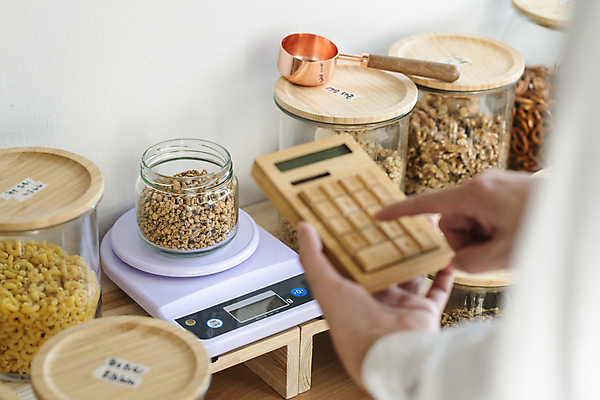 포토 JPG 손 유리병 실내 들기 신체부위 자연보호 숟가락 재활용 견과류 계산기 계산 무게 소프트포커스 고객 친환경 진열장 담기 리필 무게측정 전자저울 카카오닙스 제로웨이스트 그린슈머 제로웨이스트샵 국내포토 모션 자연 병_용기 문구용품 촬영기법 수저 저울 사람 내부 환경 상점 그린캠페인 장비 보호 사회이슈 측정 파일형식