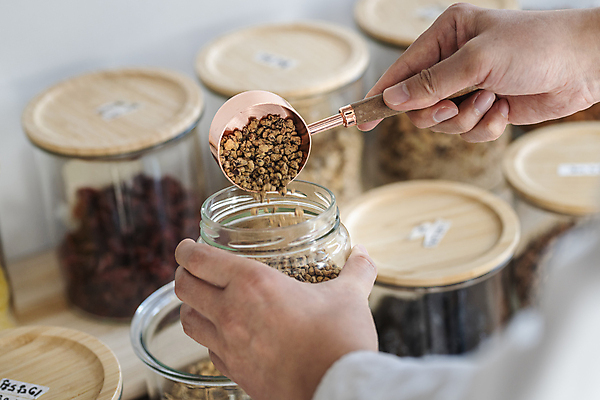 포토 JPG 손 유리병 실내 들기 아웃포커스 신체부위 자연보호 숟가락 재활용 다양 견과류 고객 친환경 진열장 담기 리필 카카오닙스 제로웨이스트 그린슈머 제로웨이스트샵 국내포토 다수 모션 자연 병_용기 촬영기법 수저 사람 내부 환경 상점 그린캠페인 보호 사회이슈 파일형식