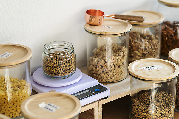 포토 JPG 유리병 실내 사람없음 자연보호 숟가락 재활용 다양 견과류 친환경 진열장 리필 전자저울 제로웨이스트 그린슈머 제로웨이스트샵 국내포토 다수 자연 병_용기 수저 저울 내부 환경 상점 그린캠페인 보호 사회이슈 파일형식