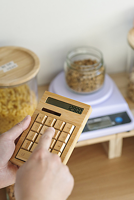 포토 JPG 손 유리병 실내 들기 신체부위 자연보호 재활용 견과류 계산기 계산 무게 가격 고객 친환경 리필 마카로니 무게측정 전자저울 카카오닙스 제로웨이스트 그린슈머 제로웨이스트샵 국내포토 모션 자연 병_용기 문구용품 저울 사람 내부 환경 상점 그린캠페인 장비 보호 사회이슈 측정 파스타면 파일형식