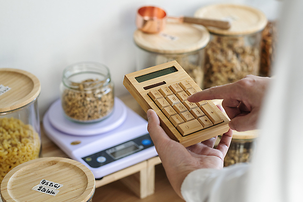 포토 JPG 손 유리병 실내 들기 아웃포커스 신체부위 자연보호 재활용 다양 견과류 계산기 계산 무게 고객 친환경 진열장 리필 무게측정 카카오닙스 제로웨이스트 그린슈머 제로웨이스트샵 국내포토 다수 모션 자연 병_용기 문구용품 촬영기법 사람 내부 환경 상점 그린캠페인 장비 보호 사회이슈 측정 파일형식