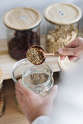포토 JPG 손 유리병 실내 들기 신체부위 자연보호 숟가락 재활용 견과류 소프트포커스 고객 친환경 진열장 담기 리필 카카오닙스 제로웨이스트 그린슈머 제로웨이스트샵 국내포토 모션 자연 병_용기 촬영기법 수저 사람 내부 환경 상점 그린캠페인 보호 사회이슈 파일형식