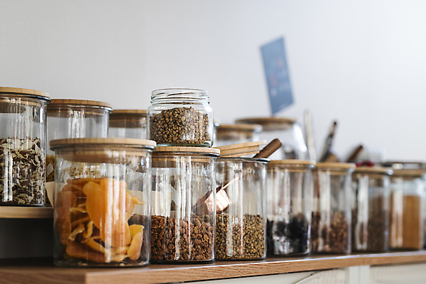 포토 JPG 유리병 곡류 실내 사람없음 아웃포커스 자연보호 숟가락 재활용 다양 견과류 친환경 진열장 건과일 리필 제로웨이스트 그린슈머 제로웨이스트샵 건망고 커피땅콩 국내포토 다수 과일 자연 병_용기 건조 촬영기법 수저 내부 환경 상점 그린캠페인 보호 사회이슈 땅콩 망고 파일형식