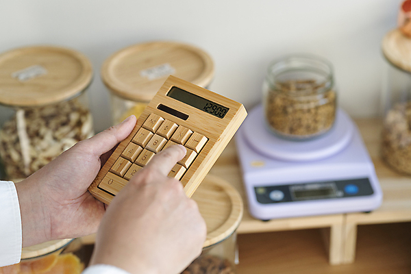 포토 JPG 손 유리병 실내 들기 아웃포커스 신체부위 자연보호 재활용 계산기 계산 무게 가격 고객 친환경 진열장 리필 무게측정 전자저울 카카오닙스 제로웨이스트 그린슈머 제로웨이스트샵 국내포토 모션 자연 병_용기 문구용품 촬영기법 저울 사람 내부 환경 상점 그린캠페인 장비 견과류 보호 사회이슈 측정 파일형식