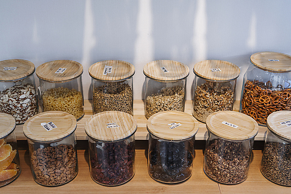 포토 JPG 유리병 실내 사람없음 과자 자연보호 재활용 다양 견과류 친환경 진열장 리필 제로웨이스트 그린슈머 제로웨이스트샵 건자두 건망고 커피땅콩 국내포토 다수 자연 병_용기 디저트 내부 환경 상점 그린캠페인 보호 사회이슈 땅콩 망고 자두 건과일 파일형식