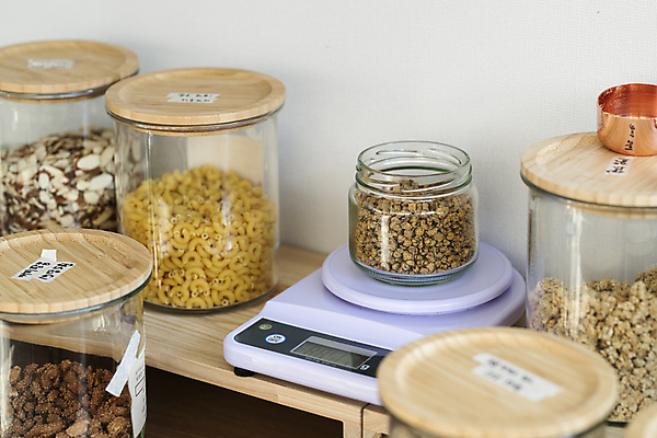 포토 JPG 유리병 곡류 실내 사람없음 자연보호 숟가락 재활용 다양 견과류 무게 친환경 진열장 리필 무게측정 전자저울 카카오닙스 제로웨이스트 그린슈머 제로웨이스트샵 커피땅콩 국내포토 다수 자연 병_용기 수저 저울 내부 환경 상점 그린캠페인 보호 사회이슈 측정 땅콩 파일형식