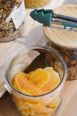 포토 JPG 유리병 실내 집게 사람없음 자연보호 재활용 친환경 진열장 망고 건과일 리필 제로웨이스트 그린슈머 제로웨이스트샵 건망고 국내포토 과일 자연 병_용기 건조 내부 환경 상점 그린캠페인 보호 사회이슈 열대과일 파일형식