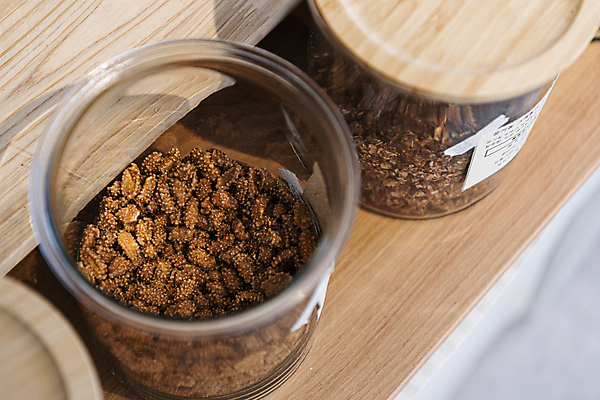 포토 JPG 커피 유리병 실내 사람없음 자연보호 재활용 견과류 친환경 땅콩 리필 제로웨이스트 그린슈머 제로웨이스트샵 커피땅콩 국내포토 음료 자연 병_용기 내부 환경 상점 그린캠페인 보호 사회이슈 파일형식