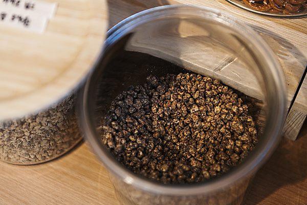 포토 JPG 유리병 실내 사람없음 자연보호 재활용 친환경 진열장 리필 카카오닙스 제로웨이스트 그린슈머 제로웨이스트샵 국내포토 자연 병_용기 내부 환경 상점 그린캠페인 견과류 보호 사회이슈 파일형식