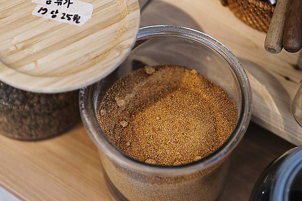 포토 JPG 유리병 실내 사람없음 자연보호 재활용 친환경 리필 화분진열대 흑설탕 제로웨이스트 그린슈머 제로웨이스트샵 국내포토 자연 병_용기 내부 환경 상점 그린캠페인 보호 설탕 사회이슈 진열장 파일형식