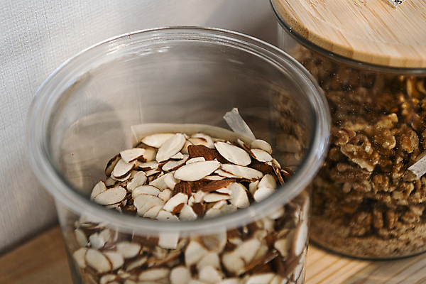 포토 JPG 유리병 실내 사람없음 자연보호 재활용 견과류 친환경 진열장 아몬드 리필 제로웨이스트 그린슈머 제로웨이스트샵 국내포토 자연 병_용기 내부 환경 상점 그린캠페인 보호 사회이슈 파일형식