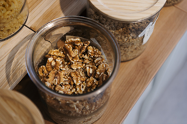 포토 JPG 유리병 실내 사람없음 자연보호 재활용 견과류 친환경 진열장 호두 리필 제로웨이스트 그린슈머 제로웨이스트샵 국내포토 자연 병_용기 내부 환경 상점 그린캠페인 보호 사회이슈 파일형식