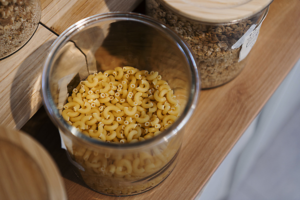 포토 JPG 유리병 실내 사람없음 자연보호 재활용 친환경 진열장 리필 마카로니 제로웨이스트 그린슈머 제로웨이스트샵 국내포토 자연 병_용기 내부 환경 상점 그린캠페인 보호 사회이슈 파스타면 파일형식