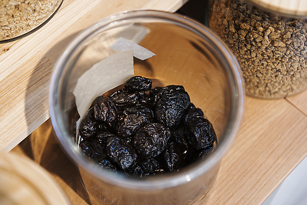 포토 JPG 유리병 실내 사람없음 자연보호 재활용 친환경 진열장 자두 건과일 리필 제로웨이스트 그린슈머 제로웨이스트샵 건자두 국내포토 과일 자연 병_용기 건조 내부 환경 상점 그린캠페인 보호 사회이슈 파일형식