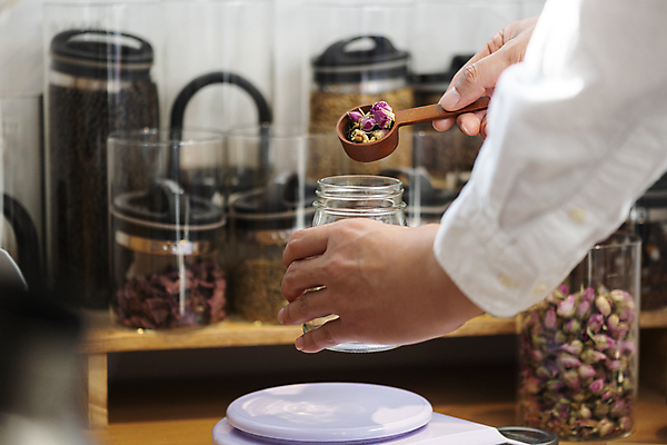 포토 JPG 손 유리병 실내 들기 아웃포커스 신체부위 자연보호 재활용 다양 고객 친환경 진열장 담기 나무숟가락 드라이플라워 리필 전자저울 제로웨이스트 그린슈머 제로웨이스트샵 국내포토 꽃 다수 모션 자연 병_용기 촬영기법 저울 사람 내부 환경 상점 숟가락 그린캠페인 보호 사회이슈 파일형식