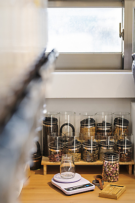 포토 JPG 창문 유리병 실내 사람없음 자연보호 재활용 다양 계산기 소프트포커스 창가 친환경 진열장 나무숟가락 드라이플라워 리필 전자저울 제로웨이스트 그린슈머 제로웨이스트샵 국내포토 꽃 다수 자연 병_용기 문구용품 촬영기법 저울 내부 환경 상점 숟가락 그린캠페인 장비 보호 사회이슈 파일형식