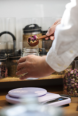 포토 JPG 손 유리병 실내 저울 들기 신체부위 자연보호 숟가락 재활용 소프트포커스 고객 친환경 진열장 담기 나무숟가락 드라이플라워 리필 전자저울 제로웨이스트 그린슈머 제로웨이스트샵 국내포토 꽃 모션 자연 병_용기 촬영기법 수저 사람 내부 환경 상점 그린캠페인 보호 사회이슈 파일형식