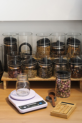 포토 JPG 유리병 실내 통 사람없음 자연보호 숟가락 재활용 다양 계산기 친환경 진열장 드라이플라워 리필 전자저울 제로웨이스트 그린슈머 제로웨이스트샵 국내포토 꽃 다수 자연 병_용기 문구용품 수저 저울 내부 환경 상점 그린캠페인 장비 보호 사회이슈 파일형식