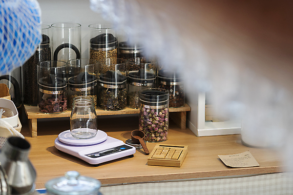 포토 JPG 유리병 실내 통 사람없음 자연보호 숟가락 재활용 다양 계산기 소프트포커스 친환경 진열장 드라이플라워 리필 전자저울 제로웨이스트 그린슈머 제로웨이스트샵 국내포토 꽃 다수 자연 병_용기 문구용품 촬영기법 수저 저울 내부 환경 상점 그린캠페인 장비 보호 사회이슈 파일형식